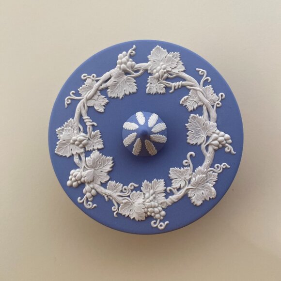 Wedgwood Blue Jasperware Lidded Trinket Box with White Ivy Motif - Picture 3 of 10